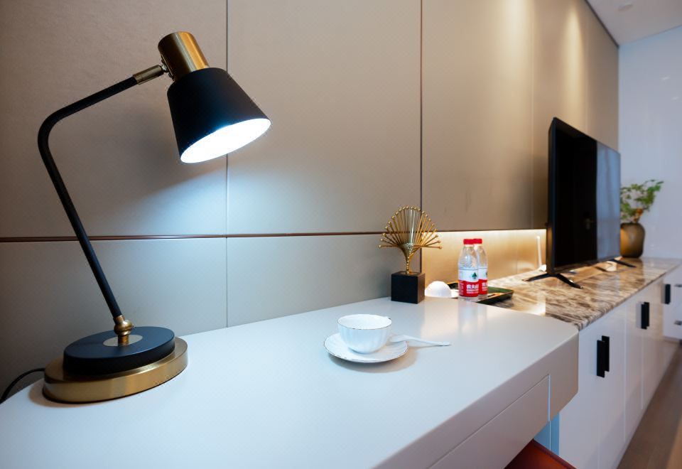 舒適大床房（博世洗衣機│唯寶智能衞浴│高儀化粧鏡）