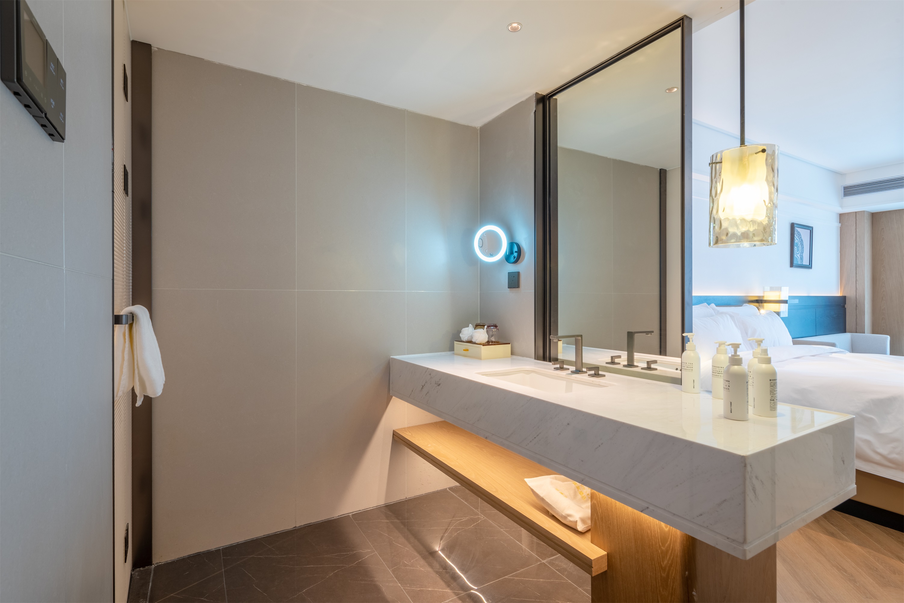 丽致行政大床房（静谧空间+智能客控+Mini冰箱）