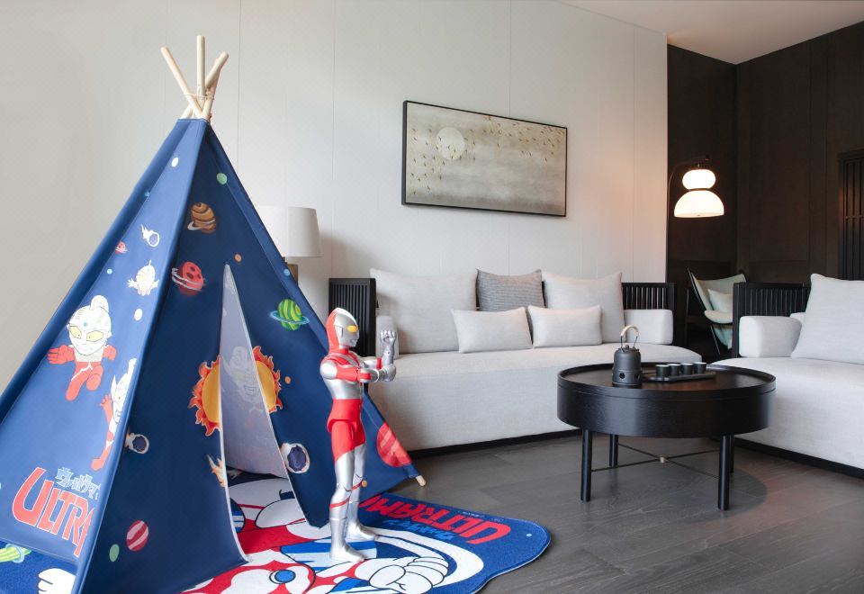 Oriental Resort GuangzhouDeluxe Ultraman Theme Suite