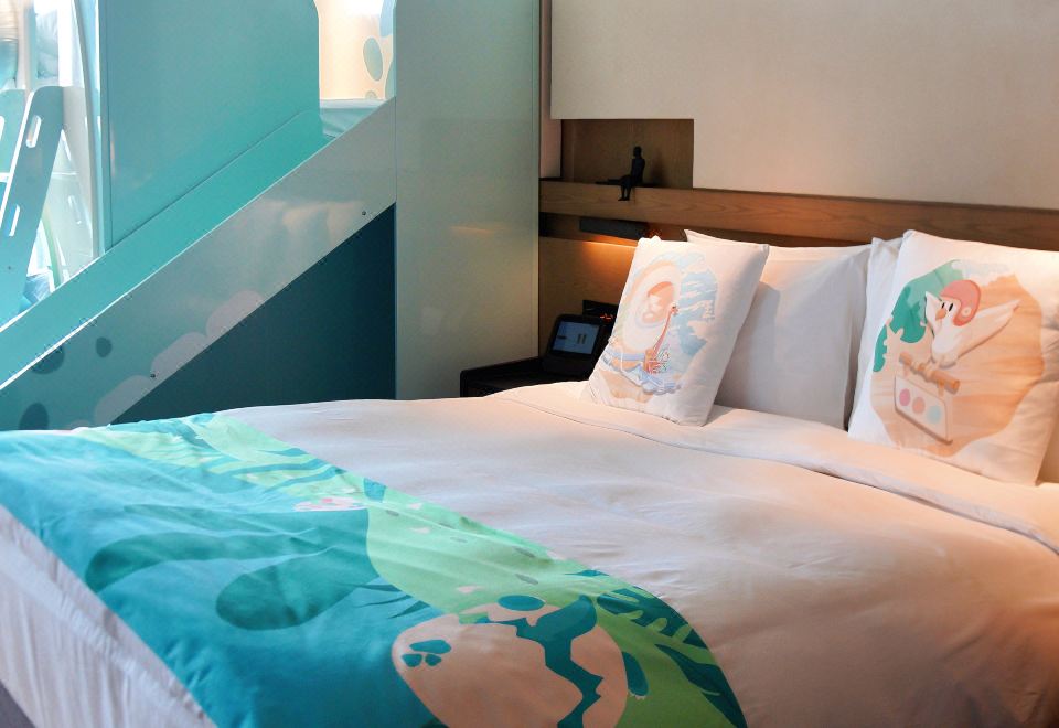 恐龙奇趣蛋主题客房，1张大床及1张上下床