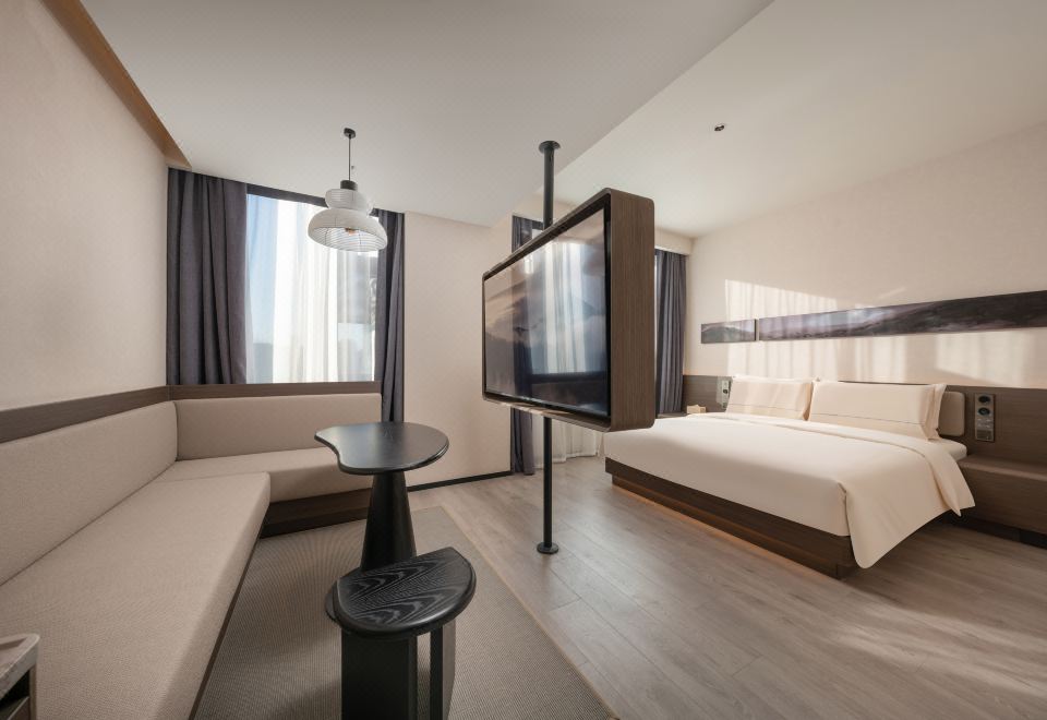 深睡尊享大床房（一键深睡+智能客控+65寸投屏电视）