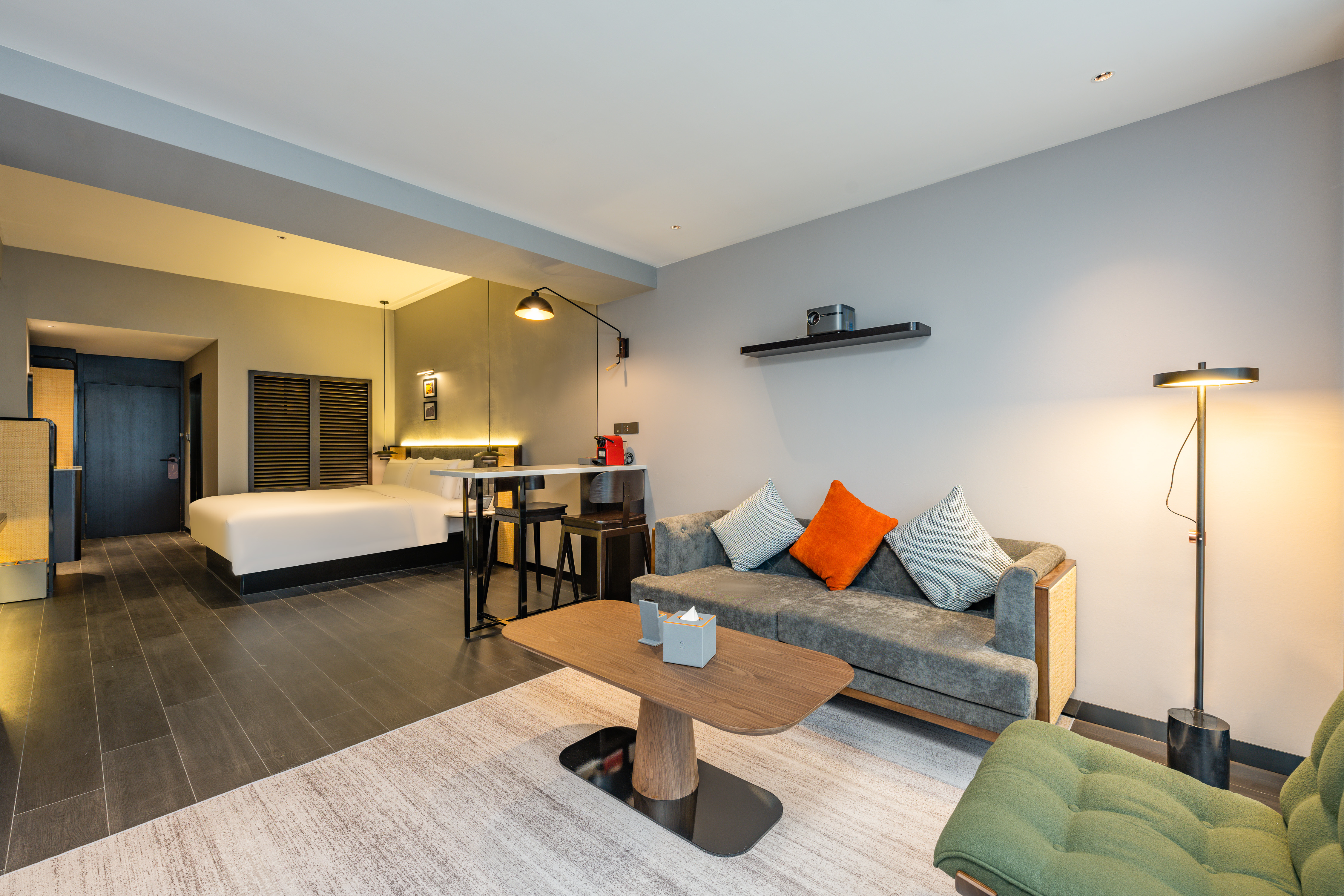 行政影音大床房（高清投影+戴森吹风机+网红浴袍+冰箱）