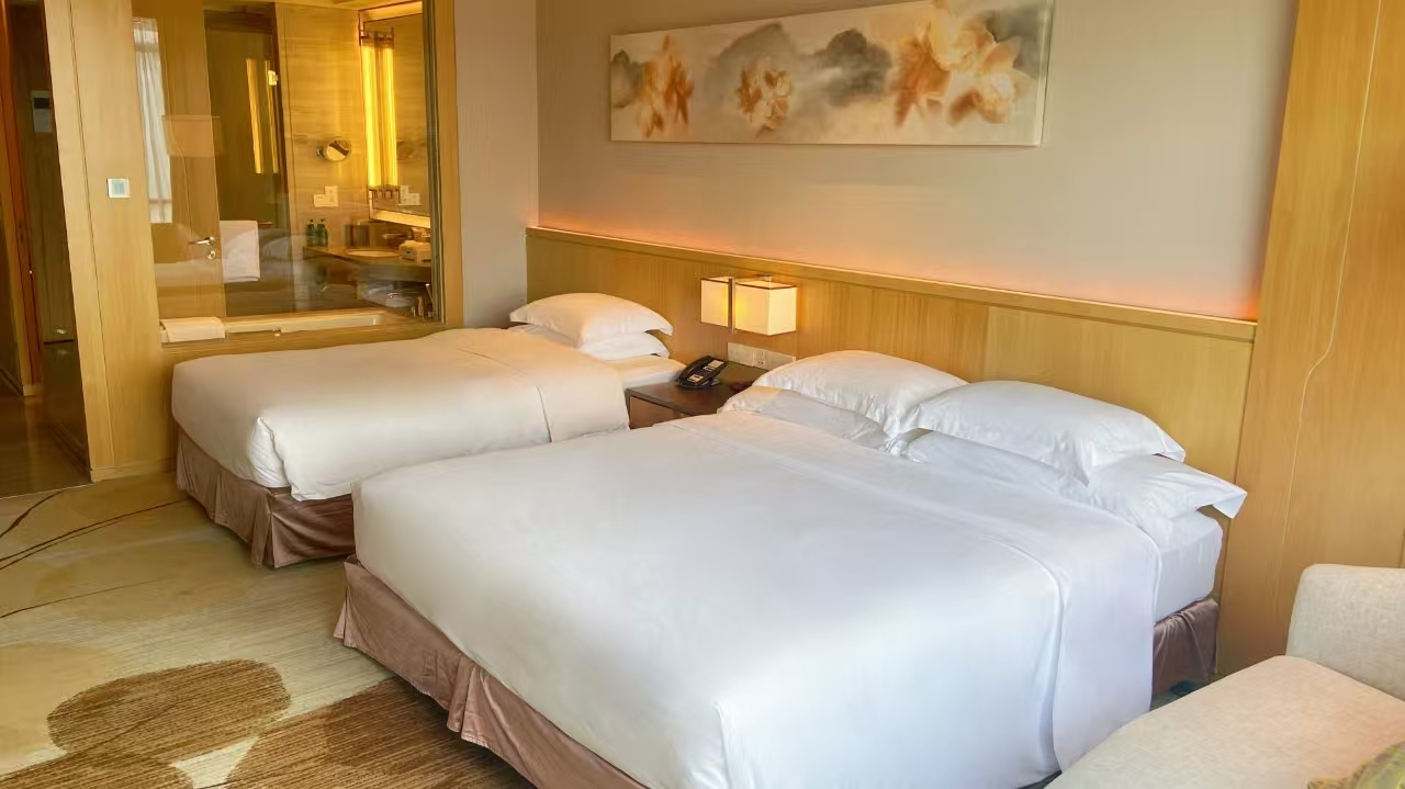 高级房 1张超大床1张单人床江景