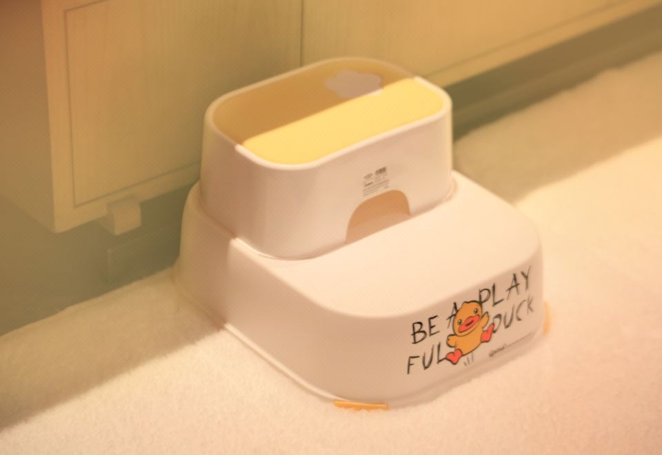 小黄鸭主题湖景亲子房