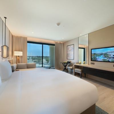 Guest Room with Balcony-King Bed- New Wing 艾因羅塔納酒店優惠