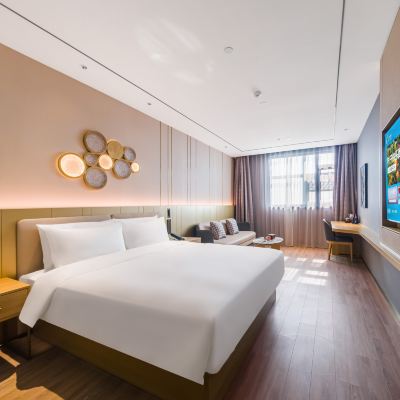 月若流金商務大床房（智能客控+65寸電視無線投屏+智能馬桶+小冰箱） 桔子飯店（膠州膠東國際機場膠東地鐵站店）優惠