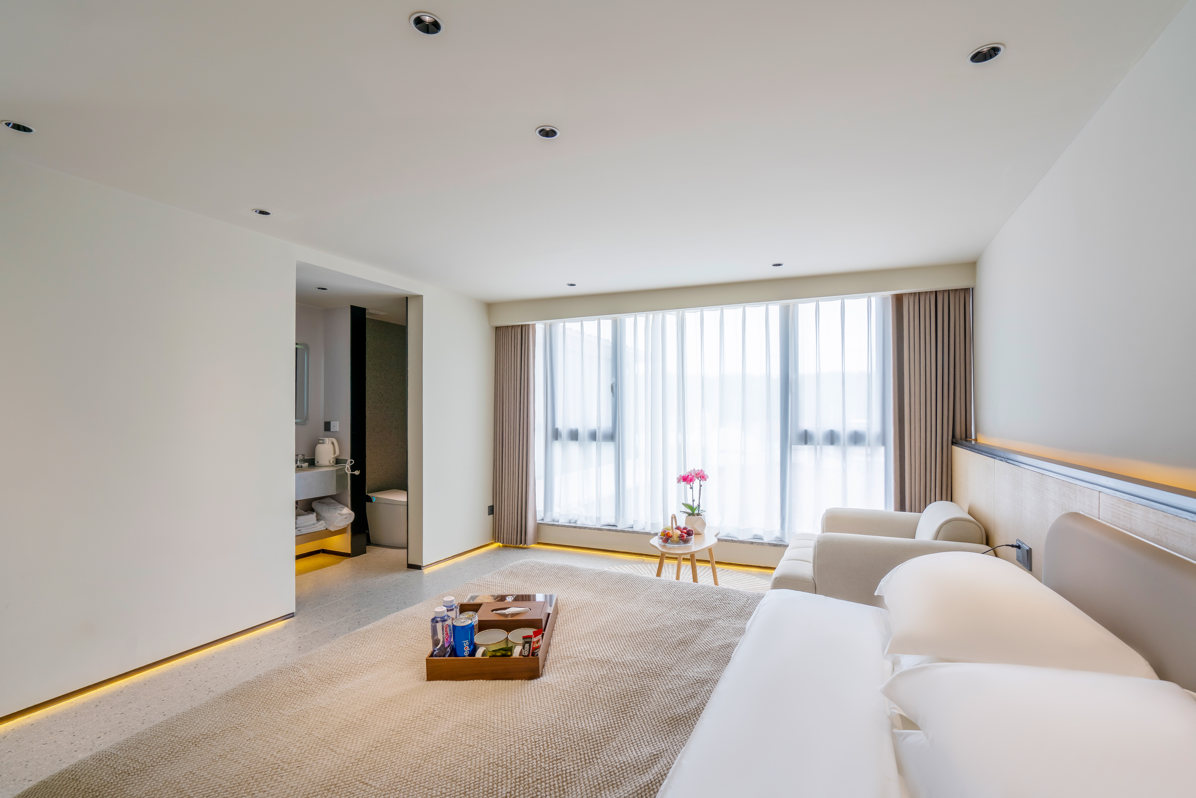 Queen Room With Courtyard View