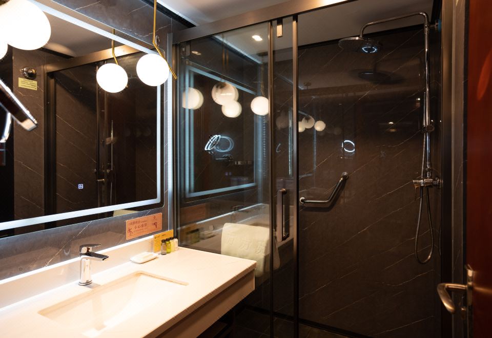 標準商務大床房（保險箱+加濕器+小冰箱）