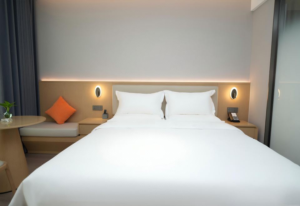 悅奢大床房︱記憶床墊︱全屋聲控︱記憶枕︱智能投屏