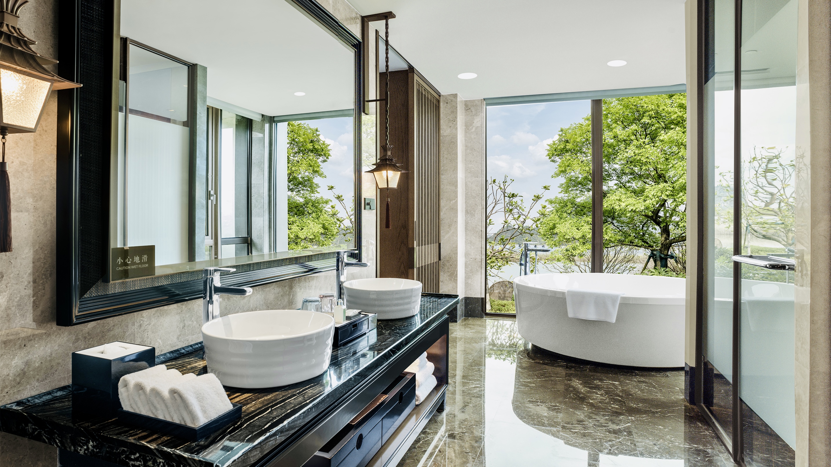 湖景庭院露台三卧别墅