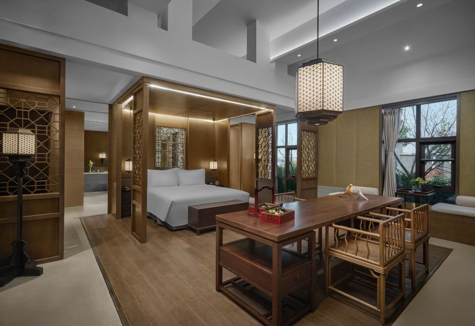 1 King Premium Courtyard Access
