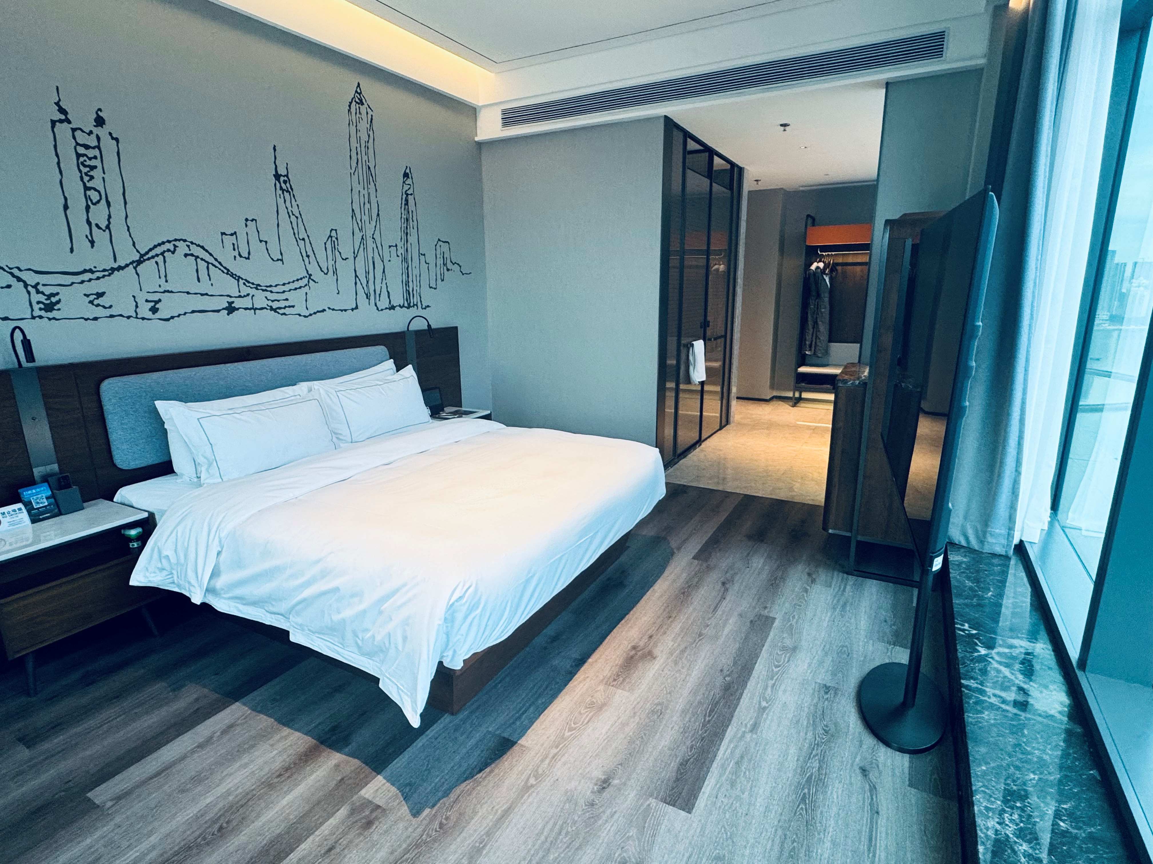 UrCove By Hyatt (Shenzhen Shekou Cruise Center)270° Floor-to-ceiling Glass View Queen Bed Room