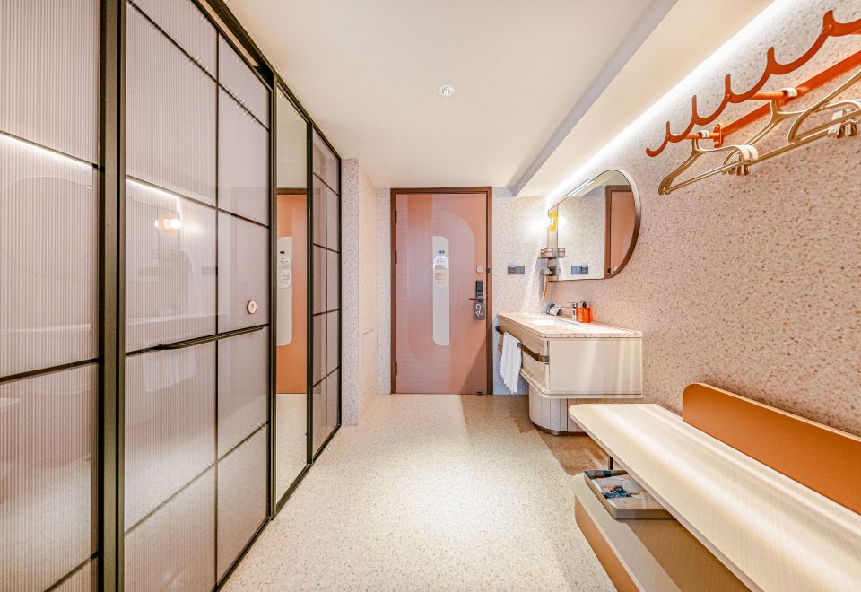 高级大床房【护脊床垫+65寸电视投屏+小冰箱】