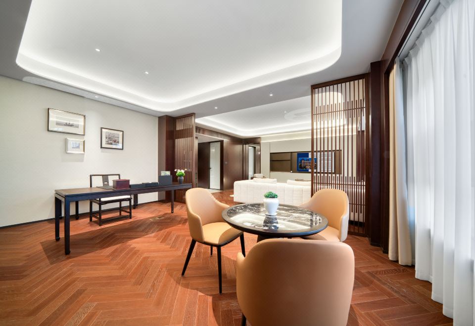 ZhouShan CaiFu HotelFortune Suite (Sleep-Inducing Latex Pillow + Large Reception Area + Private Bathtub)