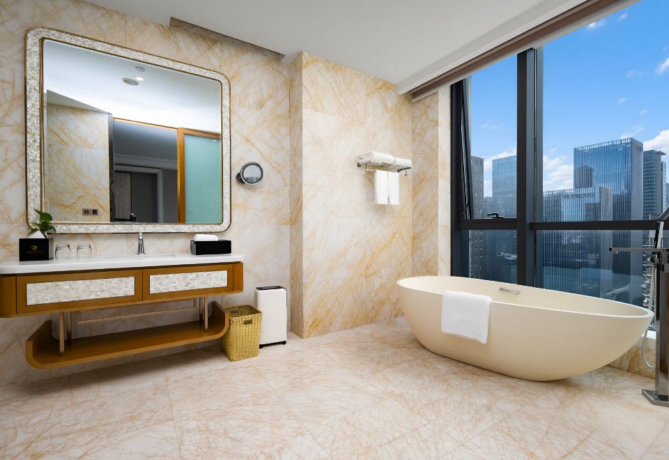 尊尚豪華大床房-全景落地窗-超大浴室-深泡浴缸