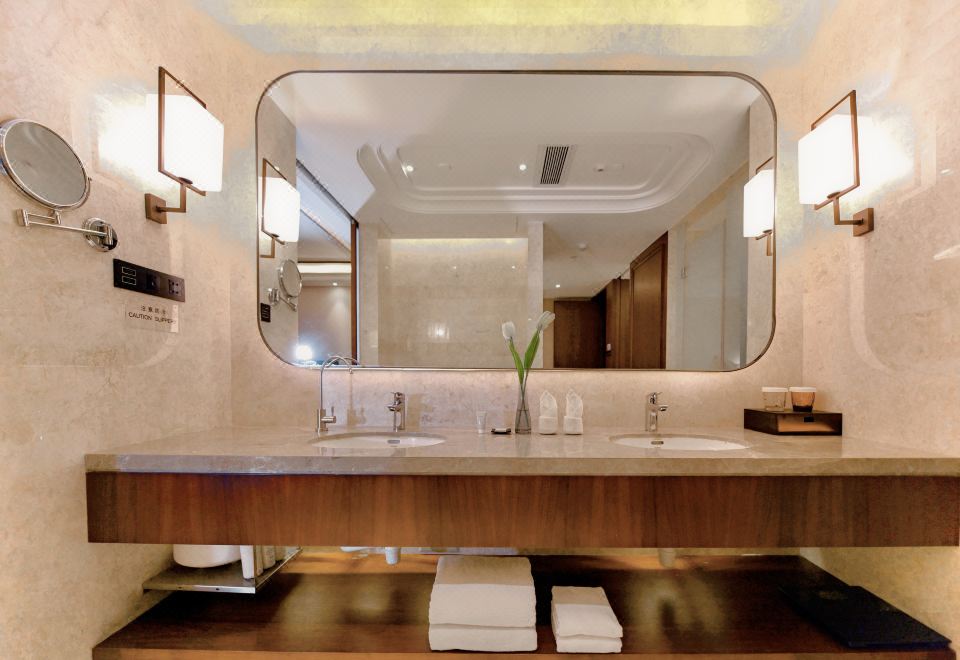 豪华大床房【高楼层落地窗】