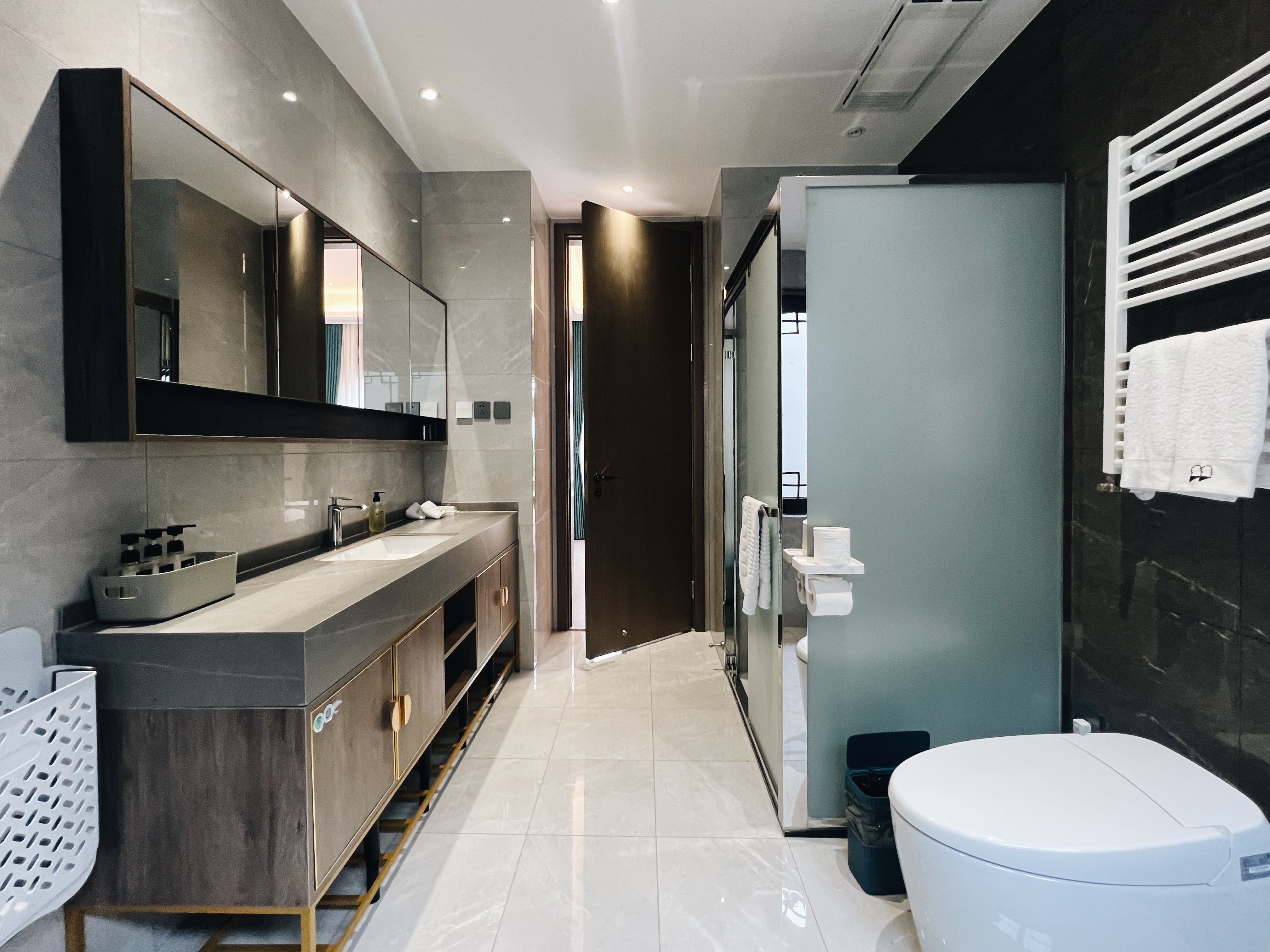 豪华四卧三衞影音花园别院