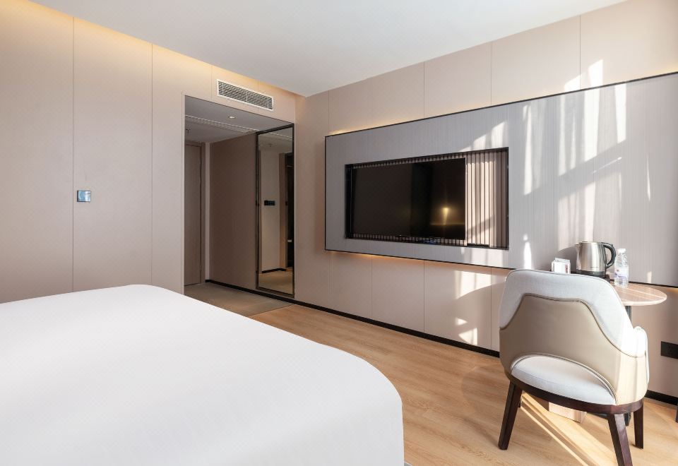 豪華大床房（落地窗+慕斯床墊+零壓枕頭+mini吧）