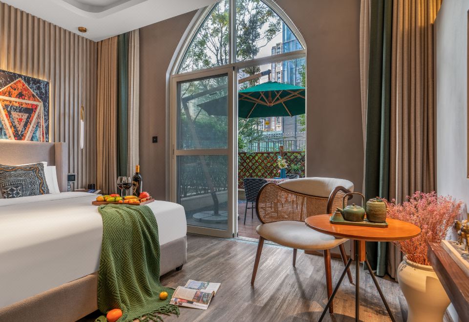 Royal Shampoo Wisdom Garden Queen Room