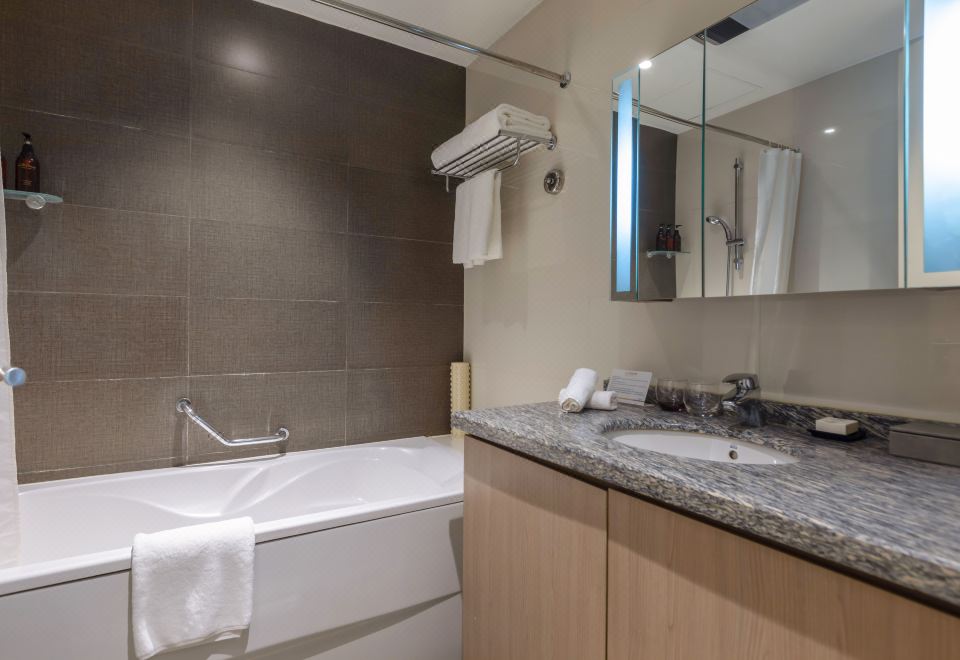 Sunshine City Tsuen Wan Hotel (Xi'an Hi-tech Dadu Dian Shop)Deluxe Double Bed Suite (Cooking Allowed + With Tub)