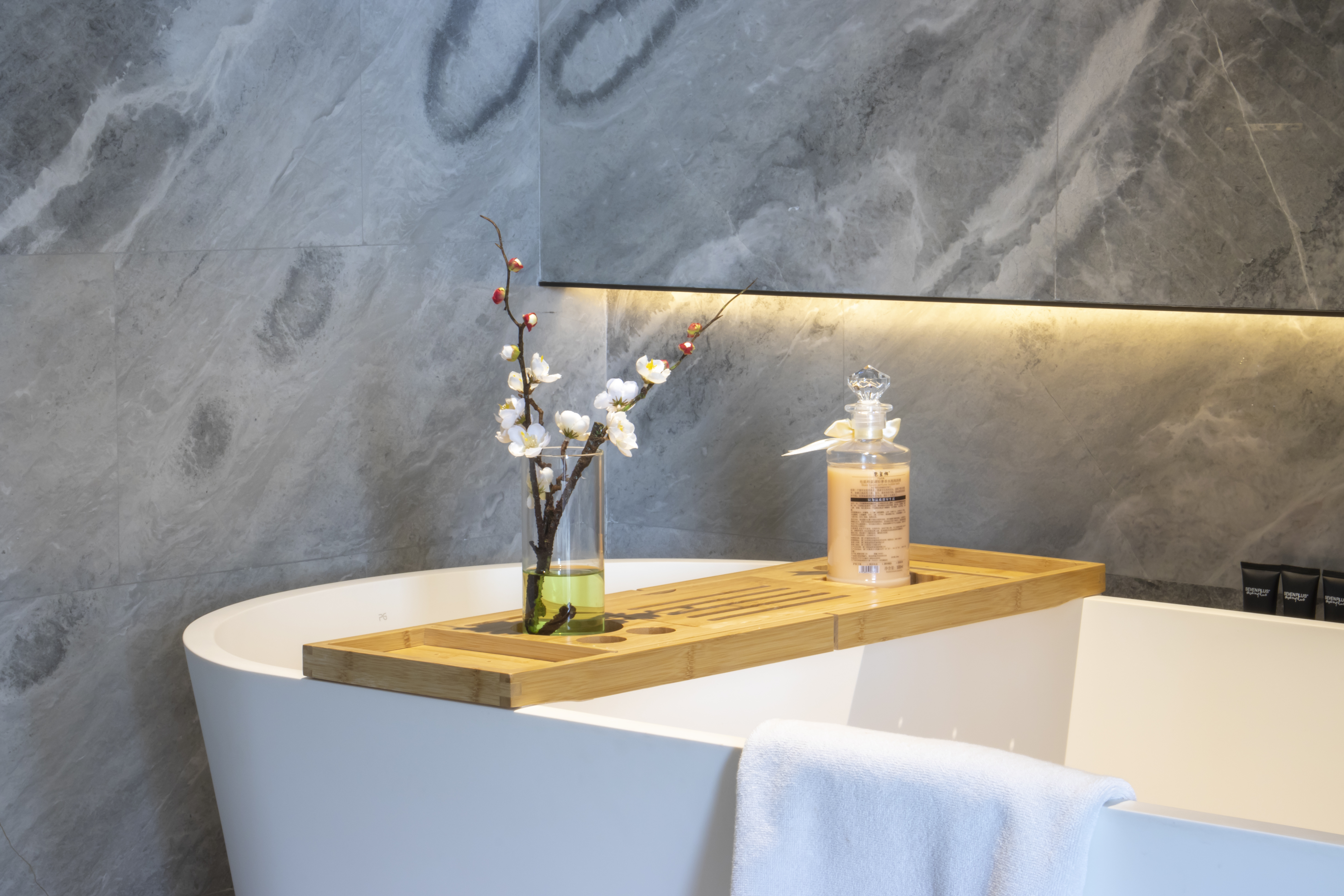 雅致悦己女神浴缸房（星华-白色纱幔+氛围灯+女士专属配置）