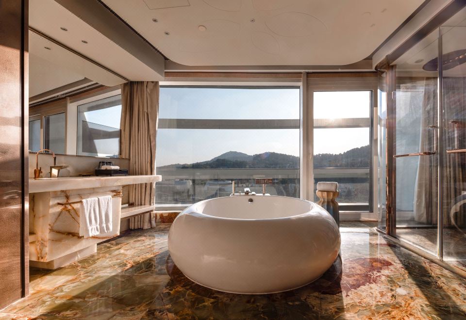 温泉·180°观太湖日出圆浴湖景大床房（落地临窗）
