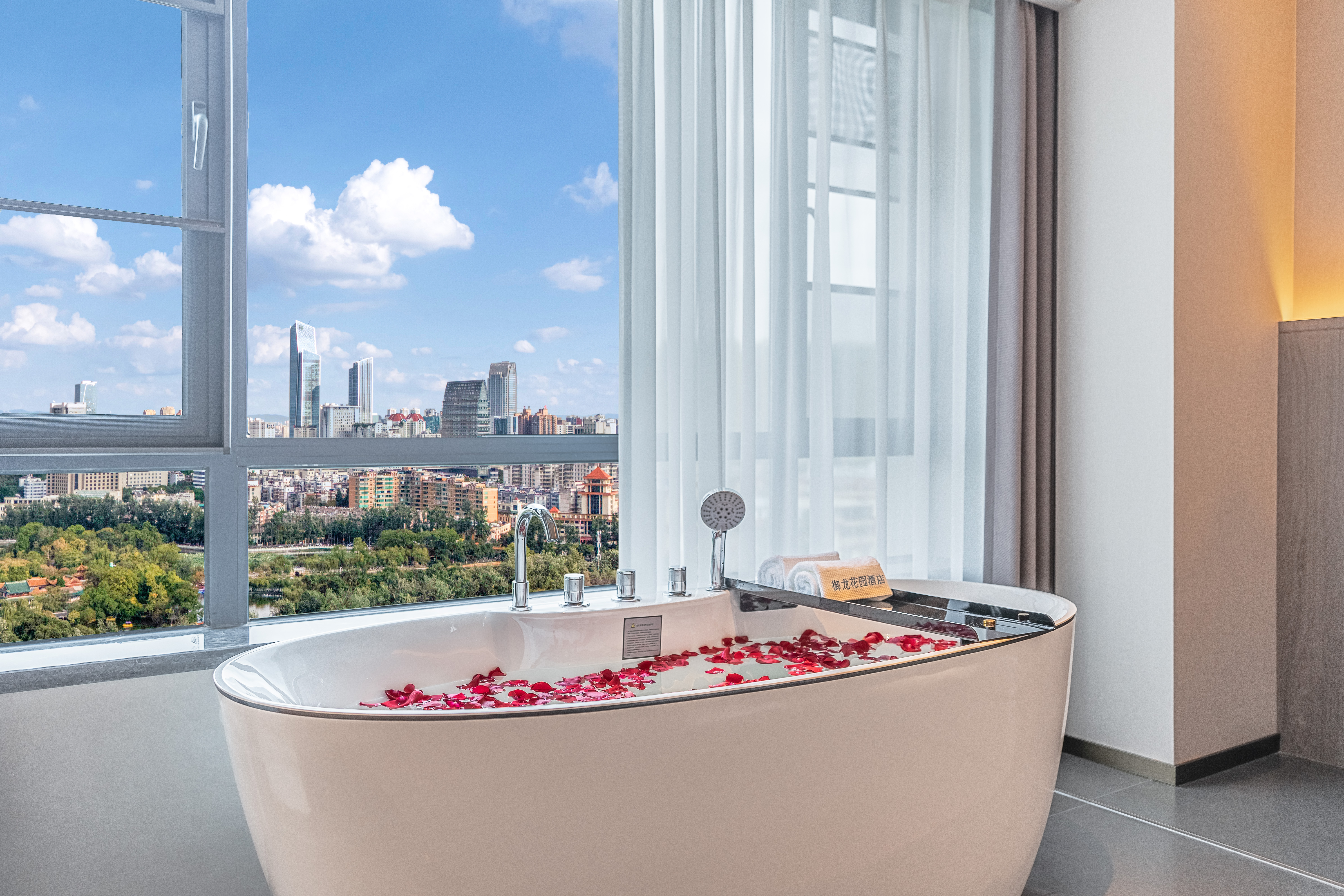 花園城景浴缸大床房（智能客控+mini吧+高速吹風機）