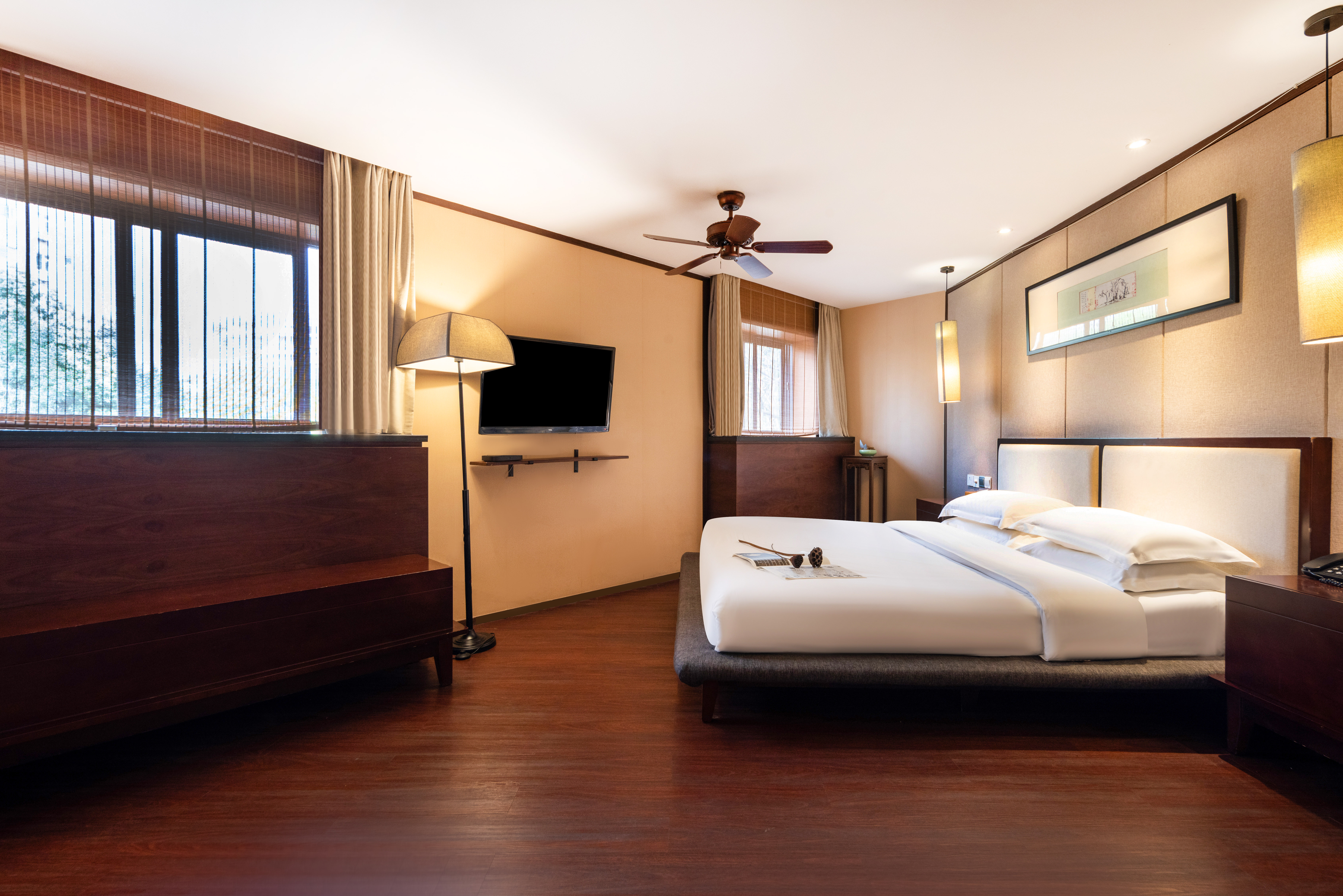 雅舍大床房（顶喷花洒＋智能电视投屏＋商务休闲空间）