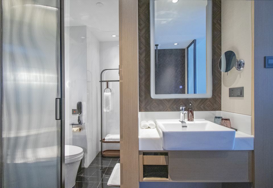 沉浸影音大床房『静谧隔音?城市夜景?休憩茶几角』