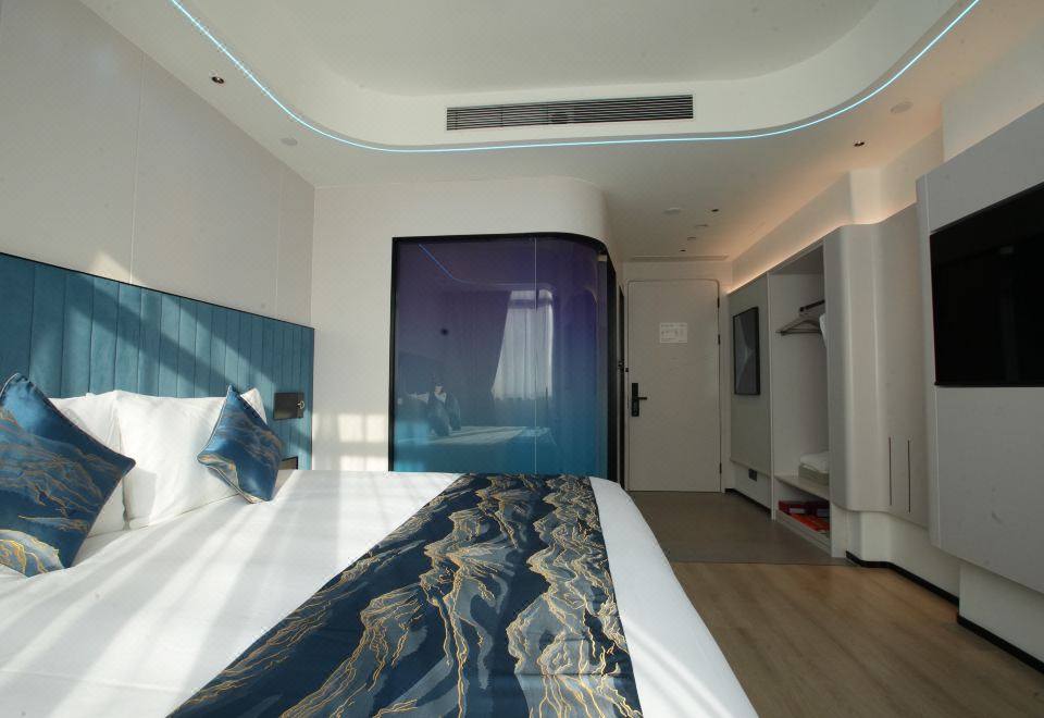 荷里活靈動雙拼大床房