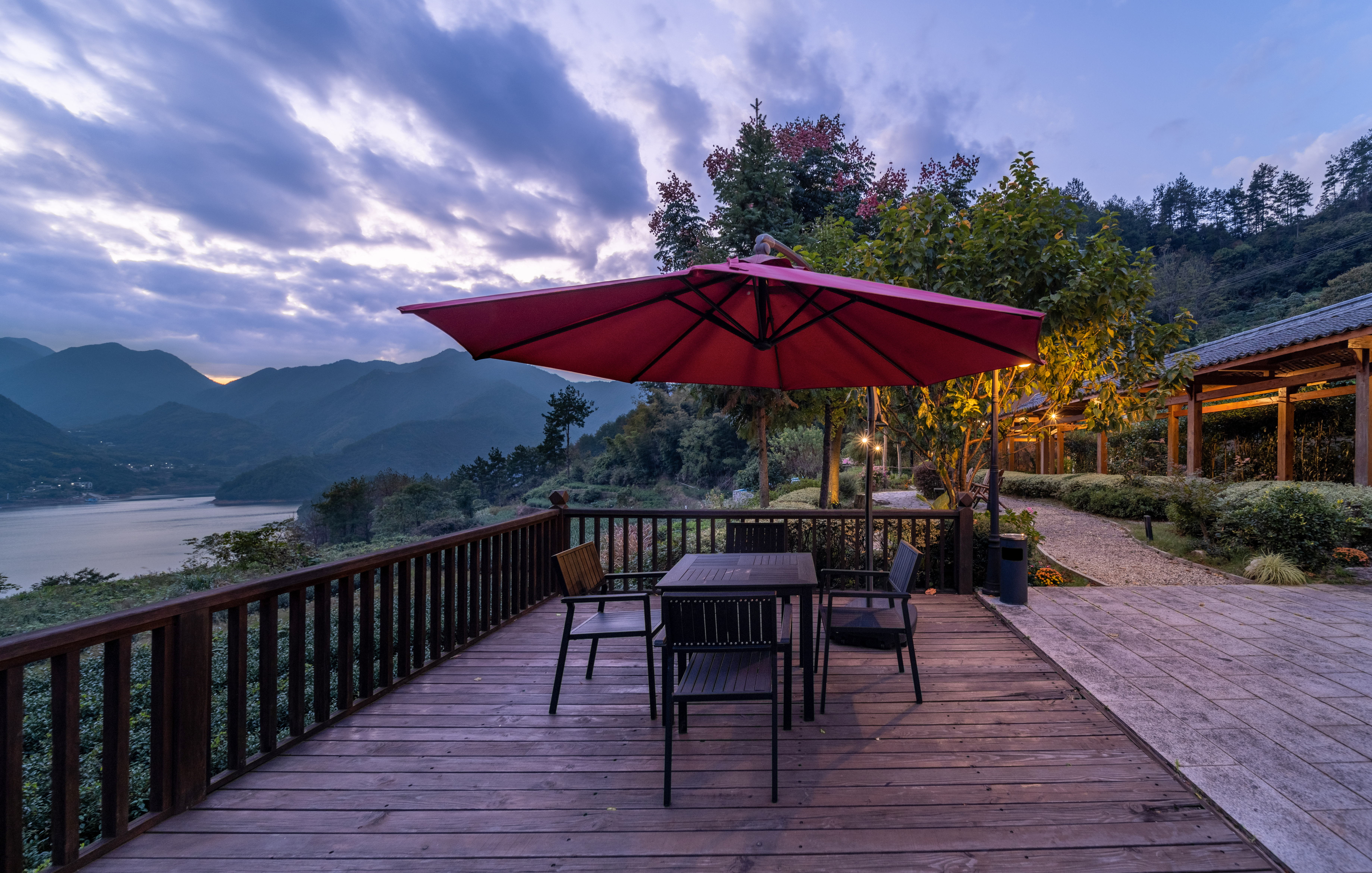 溪云里11房包栋|无边泳池|特色行廊|日光躺椅|休闲酒吧|阳光花园