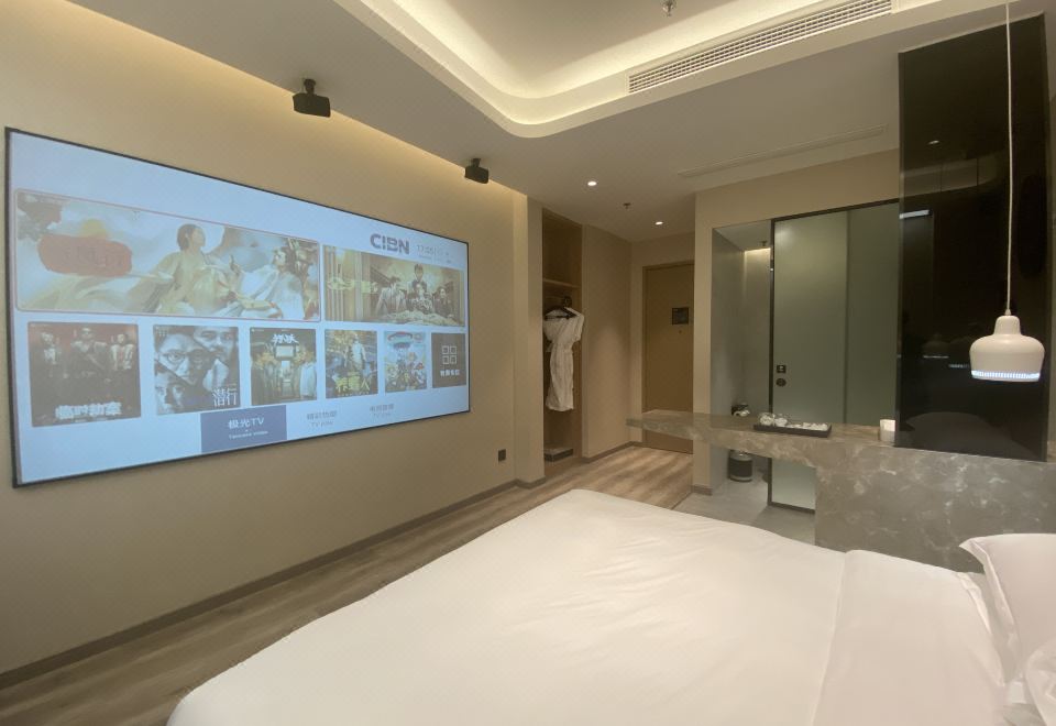 輕居大床房（百寸巨幕影院+智能電動馬桶）