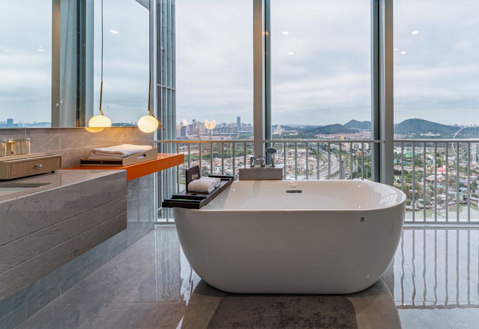 遇見.雲端浴缸大床房【坐卧沙發+智能音箱+裸棉床品】