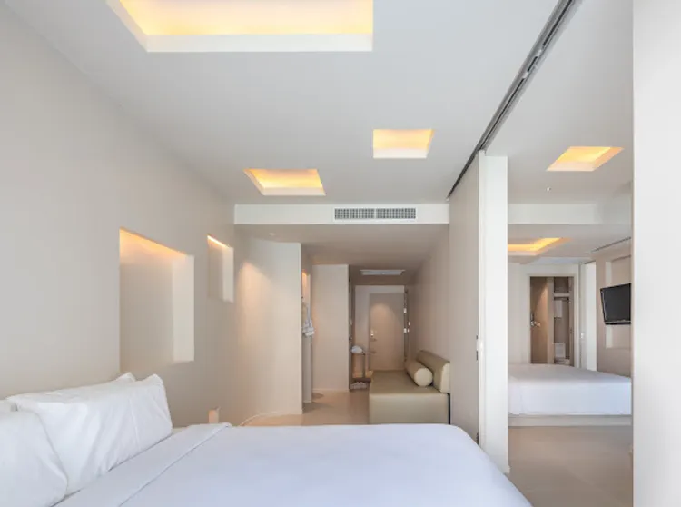 ห้องพูลแอสเซสสองห้องนอน พร้อมทางลงสู่สระว่ายน้ำ