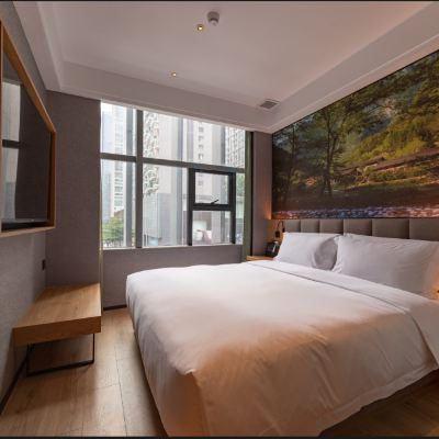 雅緻大床房（智能客控+冰箱+深睡床墊Pro+智能馬桶） 秋果酒店（深圳會展中心崗廈地鐵站店）優惠