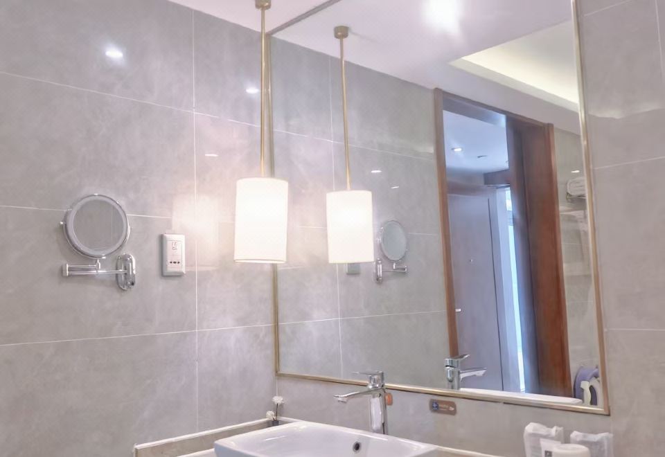 Arcadia Hotel PuyangMotong Jiangshi Theme Family Room