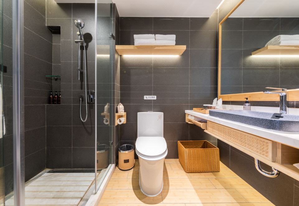 Jianguo HIDDEN Hotel (Kunming Dianchi Haigeng Park)Fairy Grass House King Bed Room (Viewing Balcony)