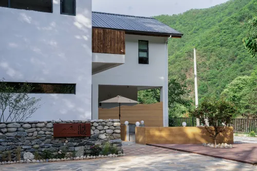 Hillside Courtyard Guesthouse