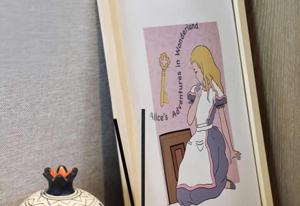 愛麗絲漫游奇境主題親子大床房