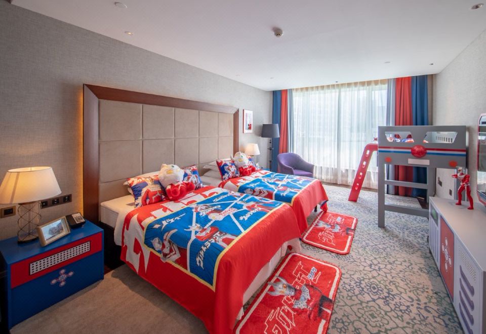SeaView Garden Hotel QingdaoClassic Ultraman Theme Family Room (Twin Beds + Upper Bunk War Chariot Bed)