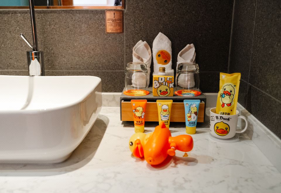 複式雙卧親子別墅（小黃鴨）|落地窗庭院近景+獨立客廳