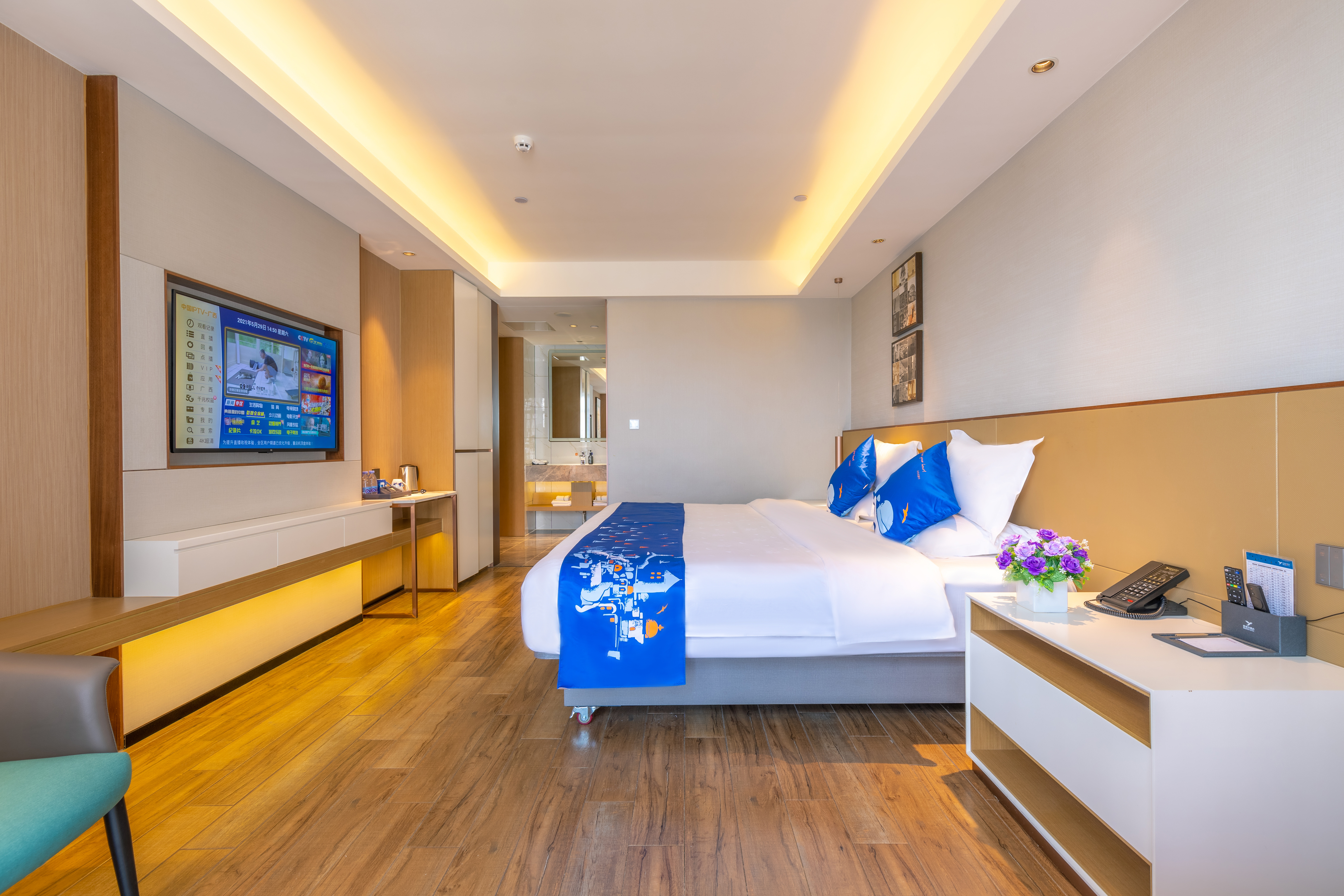 豪华大床房（电视投屏+办公桌椅+婚房布置）