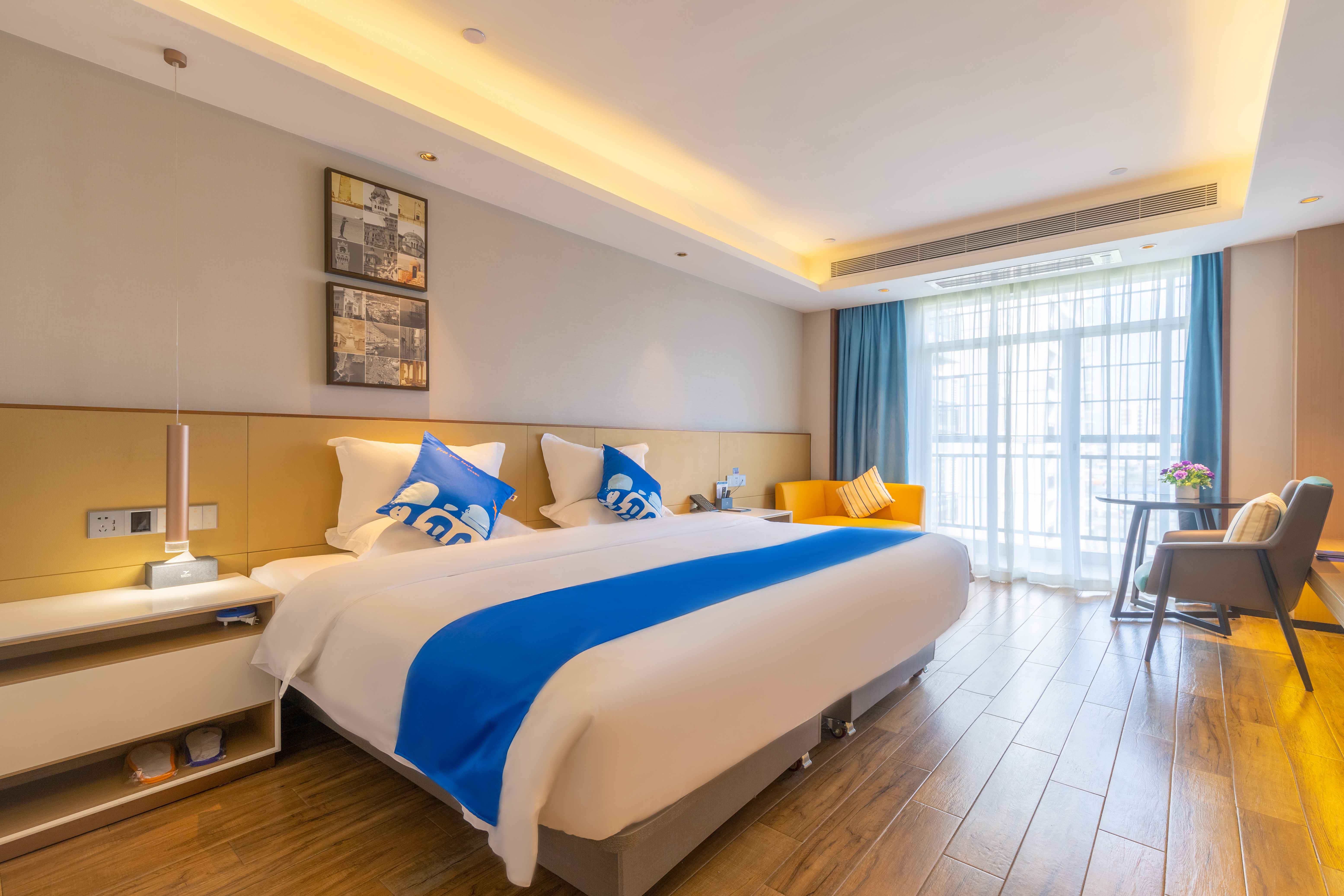 豪华大床房（电视投屏+办公桌椅+婚房布置）