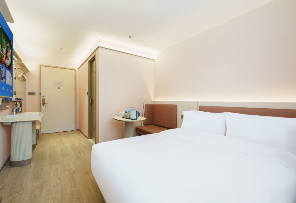 高级大床房（软包沙发+手机投屏）