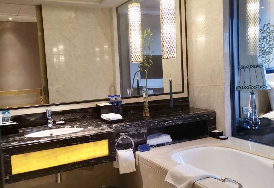 董事套房（畅享欢乐时光+高楼层风景尽收眼底）