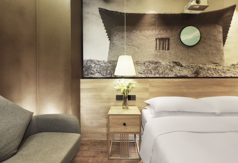 輕居大床房（百寸巨幕影院+智能電動馬桶）