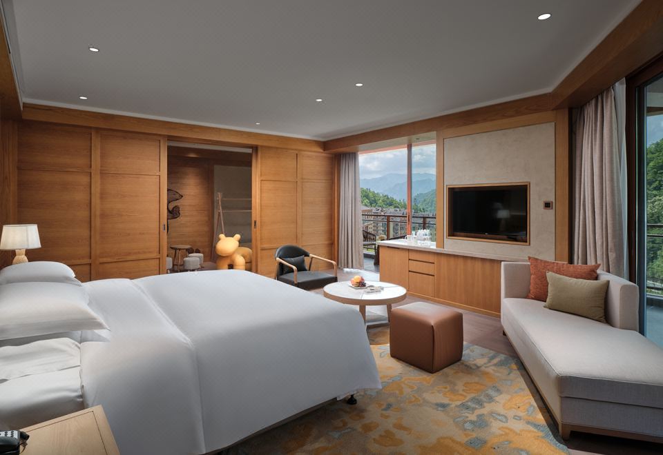 CROWNE PLAZA SHENNONGJIAKing Bed And 1 Kids Bed Suite Garden View Lounge Access