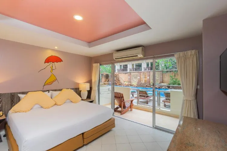 ห้องเตียงใหญ่พร้อมลานระเบียง