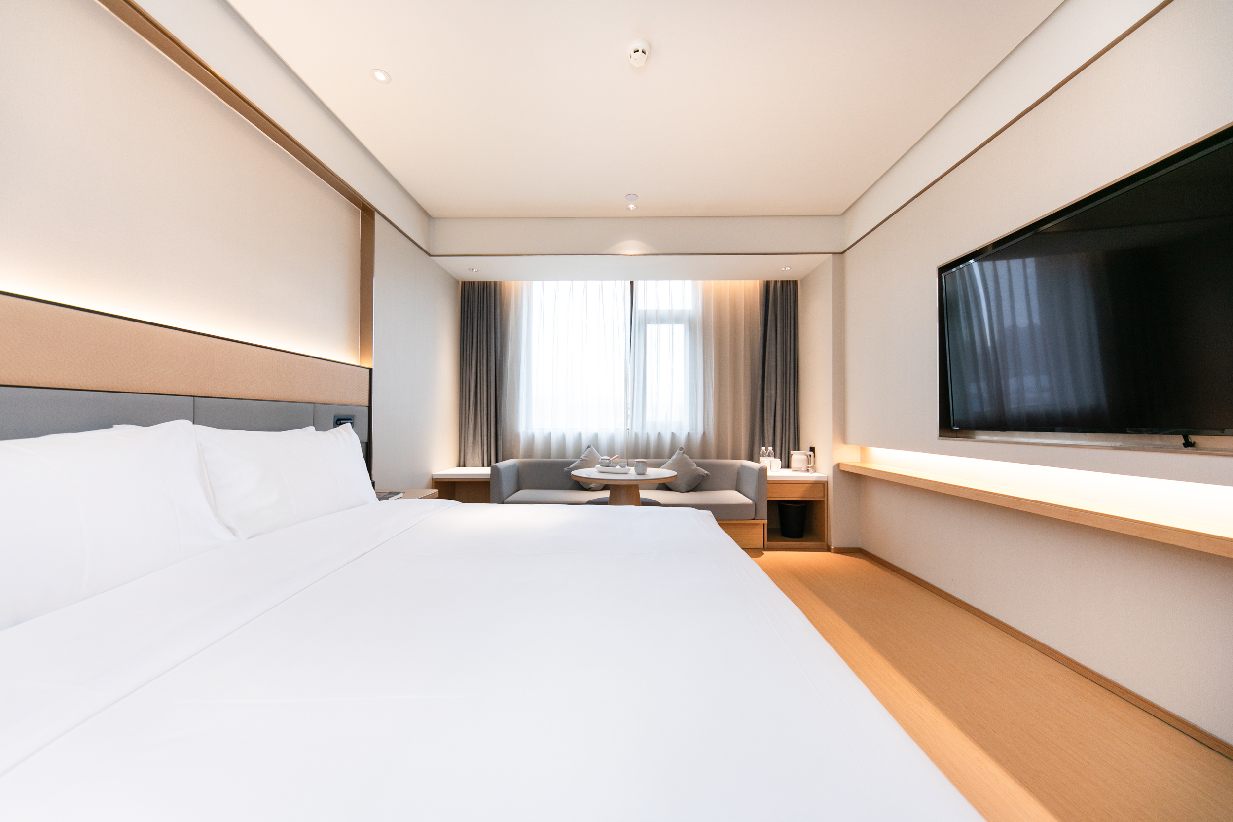 商务大床房（65寸投屏大电视+小冰箱+金可儿床垫）