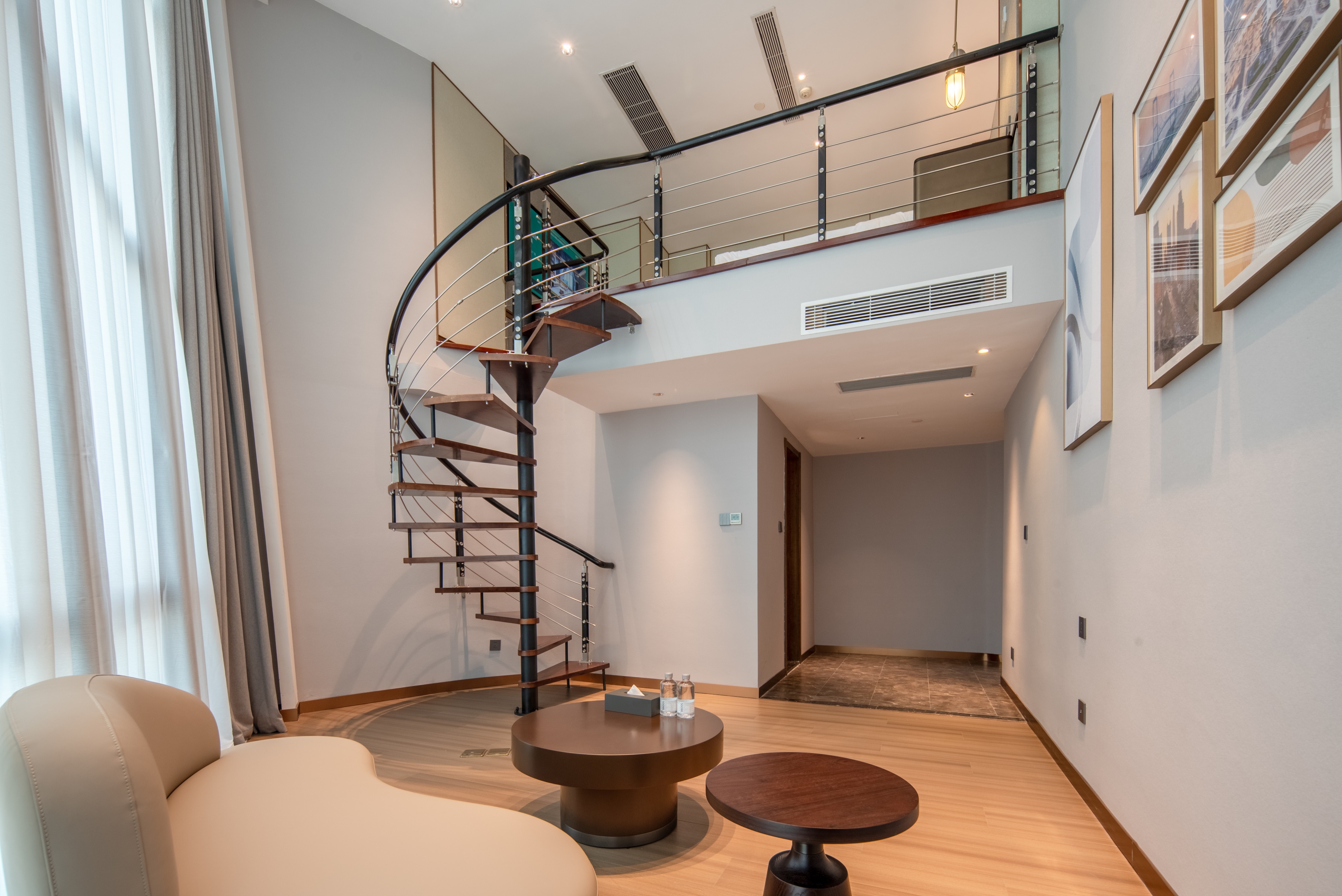 复式大床房（Loft大面积+单人沙发+智能投屏）